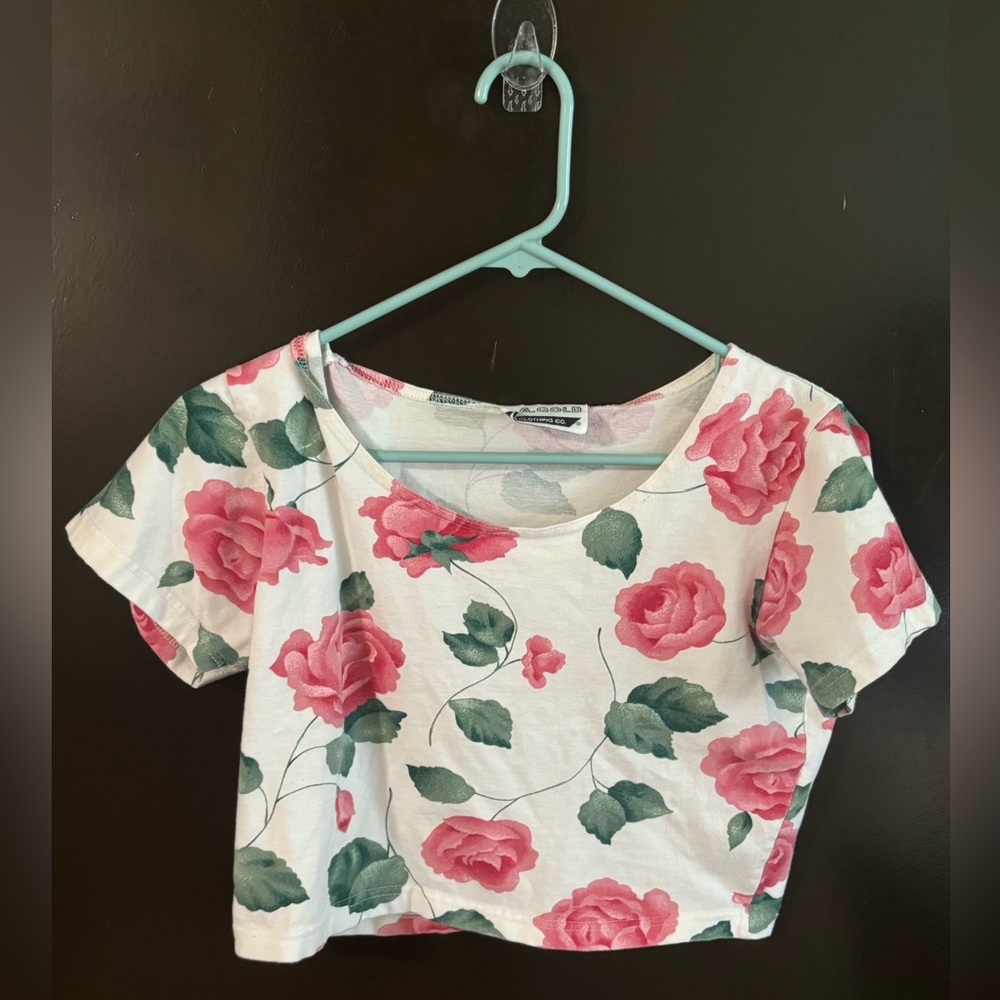 Short sleeve crop top with rose design